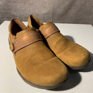 Clarks Roseville Dot Loafers Women's Size 8 Tan Nubuck Leather Slip On Shoes